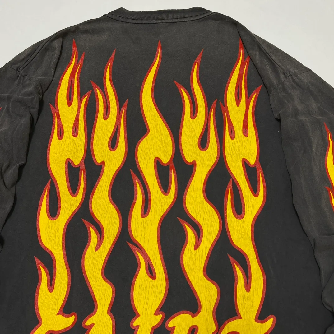 SAINT Mxxxxxx LS TEE/SOUL ON FIRE/BLK Soul flame/flame long sleeves, washed black S-XL, look for cylindrical fabrics with no side seams, don’t buy open ones anymore, boring Assute ready-made garments dyed, sprayed the whole thing with horse-hair spray, and then sprayed again to fade the color, the collar and cuffs are frayed, many places are torn, super large printing position, very difficult to print, complete accessories, with little angel anti-counterfeiting label